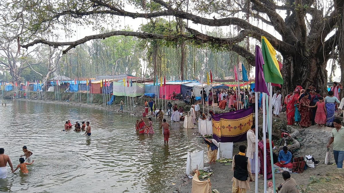 লালমনিরহাট সদরের পঞ্চগ্রামের সিন্দুরমতি দিঘিতে পুণ্যার্থীদের স্নান। শুক্রবার সকালে