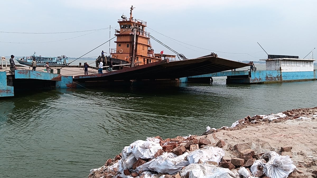 রাজবাড়ীর দৌলতদিয়ায় বাসডুবির ঘটনায় উদ্ধার কার্যক্রমের অংশ হিসেবে আজ শনিবার সকালে ঘাটের পন্টুন টাগবোটের সাহায্যে সরিয়ে ফেলা হয়