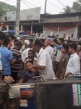 বাসের চাপায় দুমড়েমুচড়ে গেল দুটি অটোরিকশা ও একটি ইজিবাইক