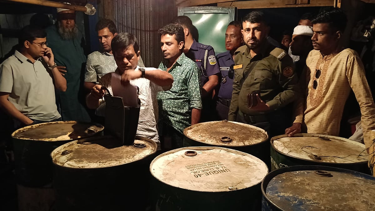 নেত্রকোনার কেন্দুয়া উপজেলার রামপুর বাজারে অভিযান চালিয়ে ৮০০ লিটার পেট্রল জব্দ করা হয়েছে