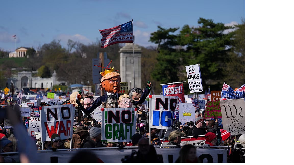 মার্কিন প্রেসিডেন্ট ডোনাল্ড ট্রাম্পের কুশপুত্তলিকা হাতে বিক্ষোভকারীরা ‘নো কিংস’ বিক্ষোভে অংশ নেন। যুক্তরাষ্ট্রের ওয়াশিংটন ডিসিতে, ২৮ মার্চ ২০২৬