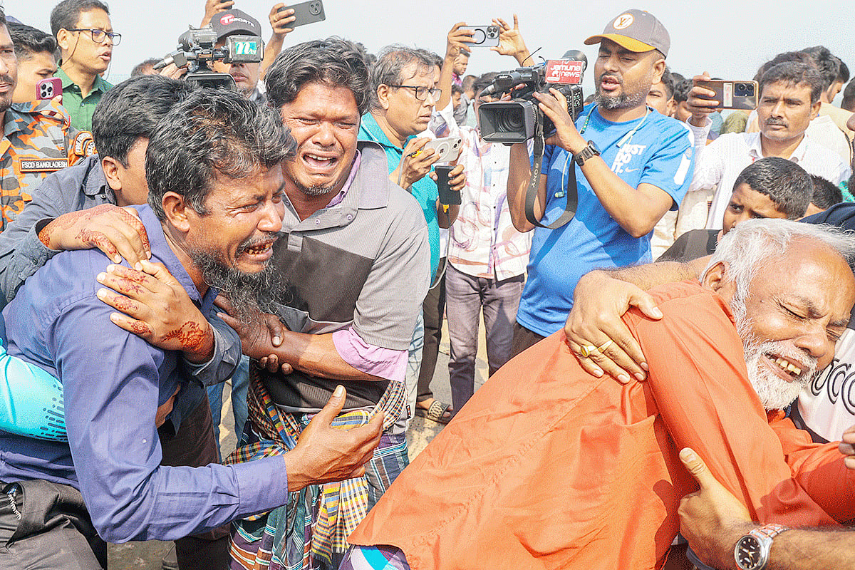 নিখোঁজ যাত্রীদের মরদেহ উদ্ধারের পর স্বজনেরা কান্নায় ভেঙে পড়েন। দৌলতদিয়া ঘাট, রাজবাড়ী