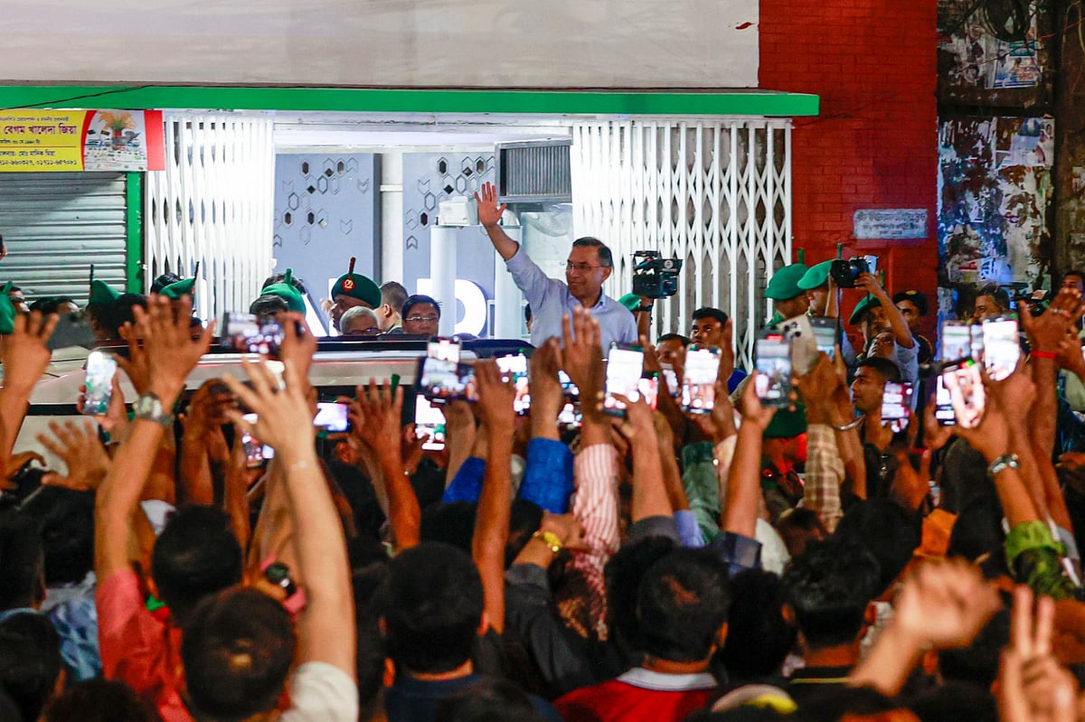 দলের কেন্দ্রীয় কার্যালয়ের ফটকের বাইরে গাড়ির দরজায় দাঁড়িয়ে হাত নেড়ে উপস্থিত নেতা–কর্মীদের শুভেচ্ছা জানান। ২৮ মার্চ