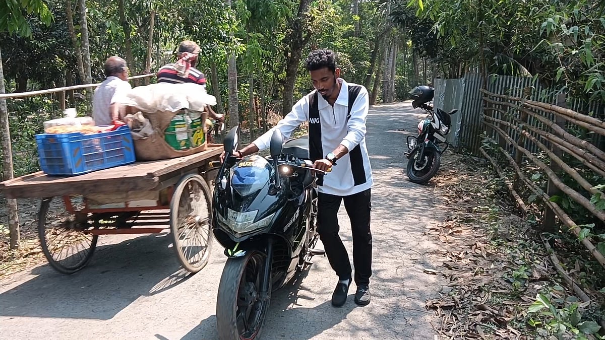 রাজবাড়ীতে পাম্পে গিয়ে তেল না পেয়ে দীর্ঘ প্রায় ১৫ কিলোমিটার পথ এভাবে গাড়ি ঠেলে বাড়ি পৌঁছান সদর উপজেলার বরাট গোপালবাড়ি এলাকার হৃদয়। গতকাল শুক্রবার দুপুরে কাটাখালী এলাকায়