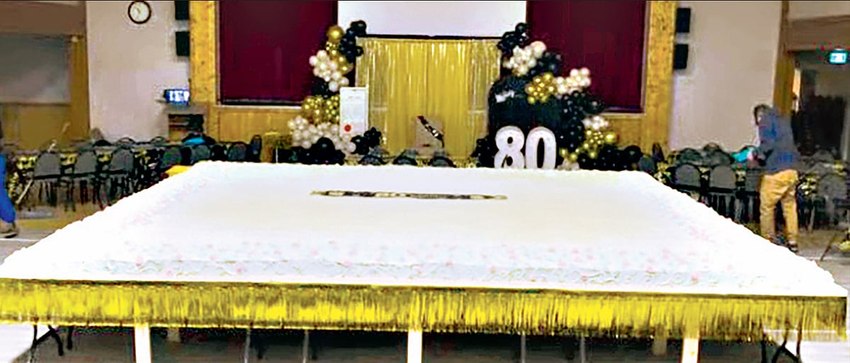 বিশাল আকারের এই কেক বিশ্ব রেকর্ড গড়েছে কি না, তা এখনো জানা বাকি