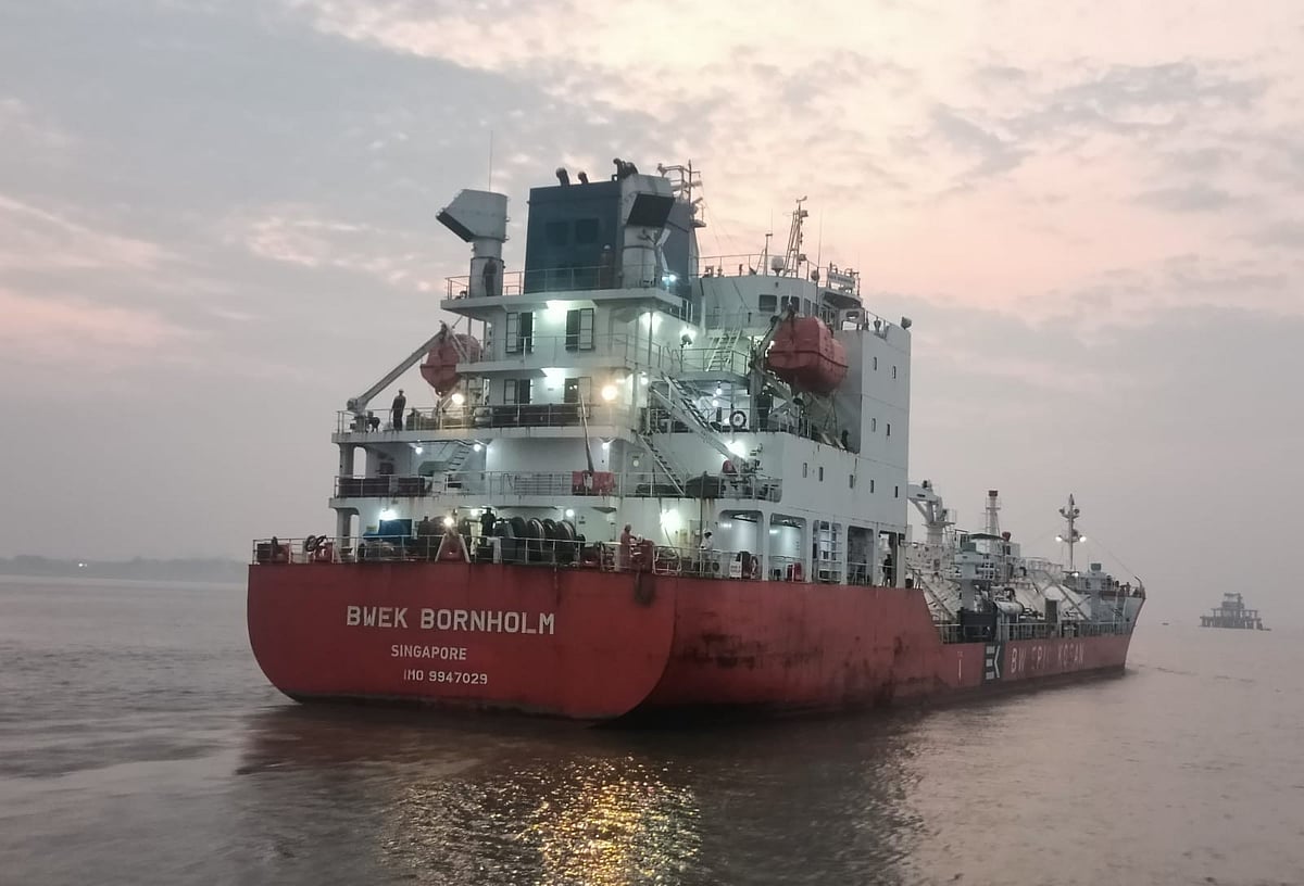 যুদ্ধ এলাকা থেকে এলপিজি নিয়ে আসা প্রথম ট্যাংকার  ‘বিডব্লিউইকে বোর্নহোম’। সীতাকুণ্ডে এলপি গ্যাস খালাস করে ফিরে যাওয়ার সময়