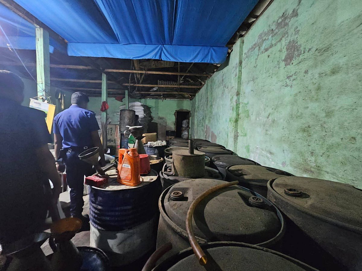 নেত্রকোনার অভিযান চালিয়ে মজুত করা সাড়ে তিন হাজার লিটার ডিজেল জব্দ কো হয়। গতকাল শনিবার