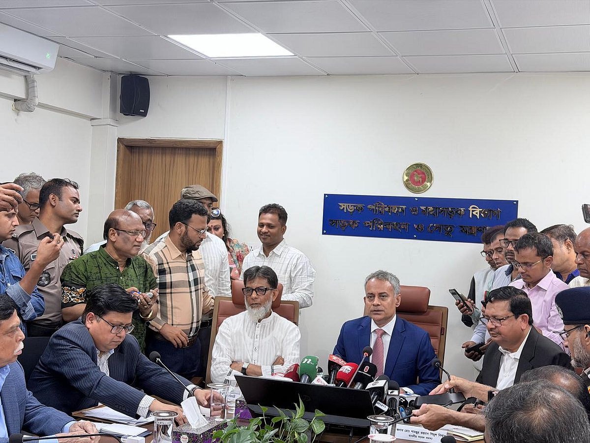 ঈদ–পরবর্তী মূল্যায়ন সভা শেষে গণমাধ্যমের সঙ্গে কথা বলেন সড়ক পরিবহন ও সেতু, রেল এবং নৌ পরিবহনমন্ত্রী শেখ রবিউল আলম