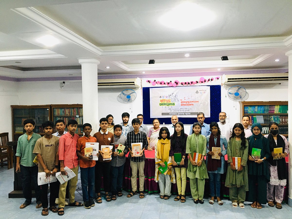 সুনামগঞ্জে মুক্তিযুদ্ধ অলিম্পিয়াডে বিজয়ী শিক্ষার্থীদের সঙ্গে অতিথিরা। রোববার বিকেলে শহরের শহীদ মুক্তিযোদ্ধা জগৎজ্যোতি পাবলিক লাইব্রেরি মিলনায়তনে