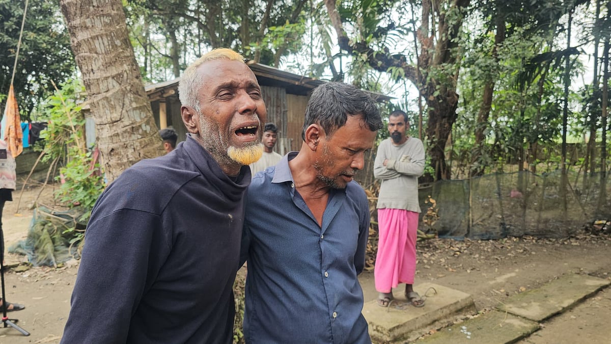 লিবিয়া থেকে গ্রিসে যাওয়ার পথে ভূমধ্যসাগরে মারা যাওয়া সুনামগঞ্জের তরুণ শায়েক আহমদের বাবার আহাজারি। আজ রোববার দুপুরে জেলার জগন্নাথপুর উপজেলার টিয়ারগাঁও গ্রাম থেকে তোলা