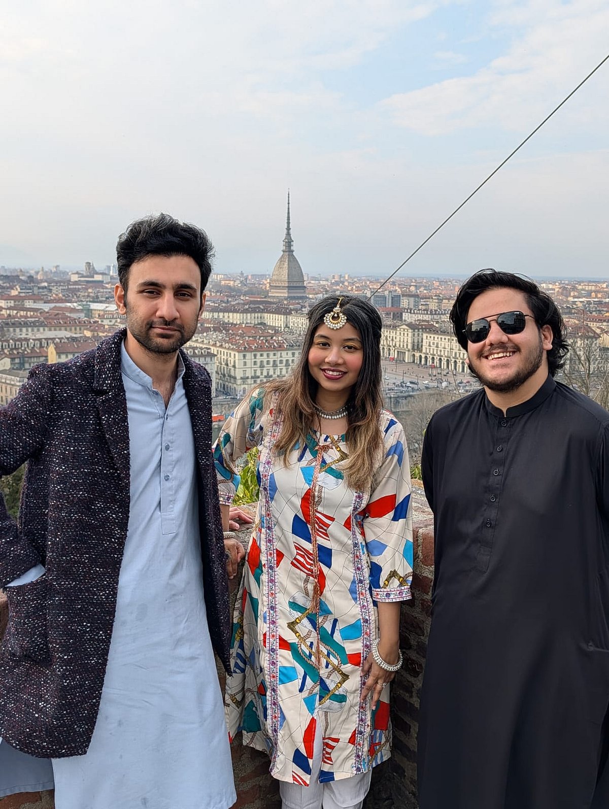 বন্ধুদের সঙ্গে লেখক