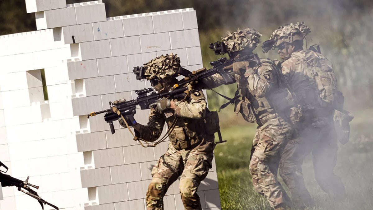 এক অনুষ্ঠানে মার্কিন ১০১তম এয়ারবর্ন ডিভিশনের সেনারা। ১৭ সেপ্টেম্বর ২০২৪