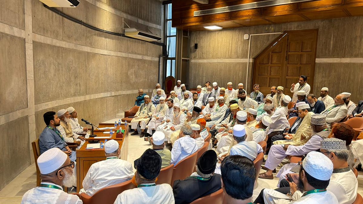 জাতীয় সংসদ ভবনে বিরোধীদলীয় সভাকক্ষে বিরোধীদলীয় নেতা ও বাংলাদেশ জামায়াতে ইসলামীর আমির শফিকুর রহমানের সভাপতিত্বে  বৈঠক হয়। তাঁর সঙ্গে ছিলেন বিরোধীদলীয় চিফ হুইপ ও জাতীয় নাগরিক পার্টির (এনসিপি) আহ্বায়ক নাহিদ ইসলাম ও জামায়াতের সহকারী সেক্রেটারি জেনারেল রফিকুল ইসলাম খান