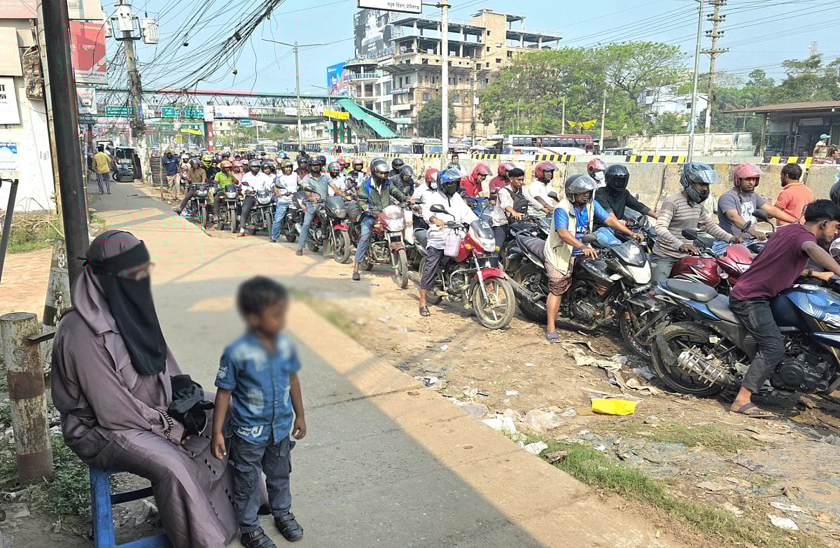 জ্বালানি তেলের অপেক্ষায় মোটরসাইকেলের দীর্ঘ সারি। আজ রোববার সকালে মানিকগঞ্জ বাসস্ট্যান্ড এলাকায় পদ্মা ফিলিং স্টেশনের সামনে