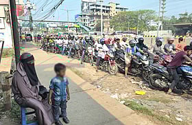 ‘বাচ্চার বাবায় হুন্ডার তেল না পাইলে তো যাইতে পারতেছি না’