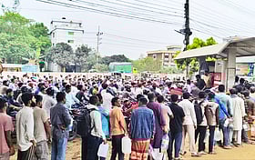 ফিলিং স্টেশনগুলোতে তেল না পেয়ে ক্রেতাদের ক্ষোভ, অতিরিক্ত চাপকে দায়ী করছেন স্টেশনের লোকজন