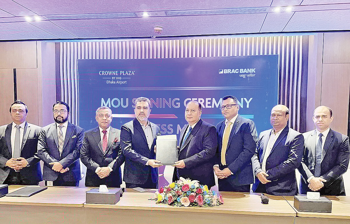 ক্রাউন প্লাজা ঢাকা এয়ারপোর্টে প্রিমিয়াম লাইফস্টাইল ও ডাইনিং সুবিধা পাবেন ব্র্যাক ব্যাংকের কার্ডধারী গ্রাহকেরা। গতকাল দুই প্রতিষ্ঠানের মধ্যে এ–সংক্রান্ত চুক্তি সই হয়েছে