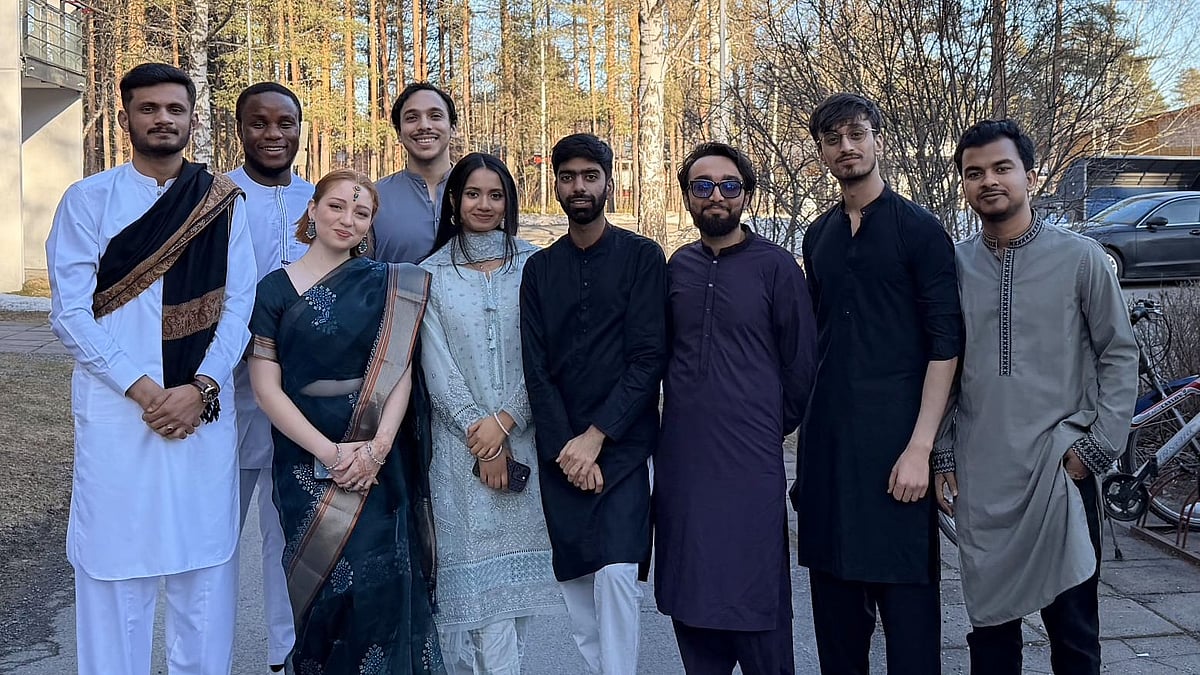 নানা দেশের বন্ধুরা মিলে ঈদ উদ্‌যাপন