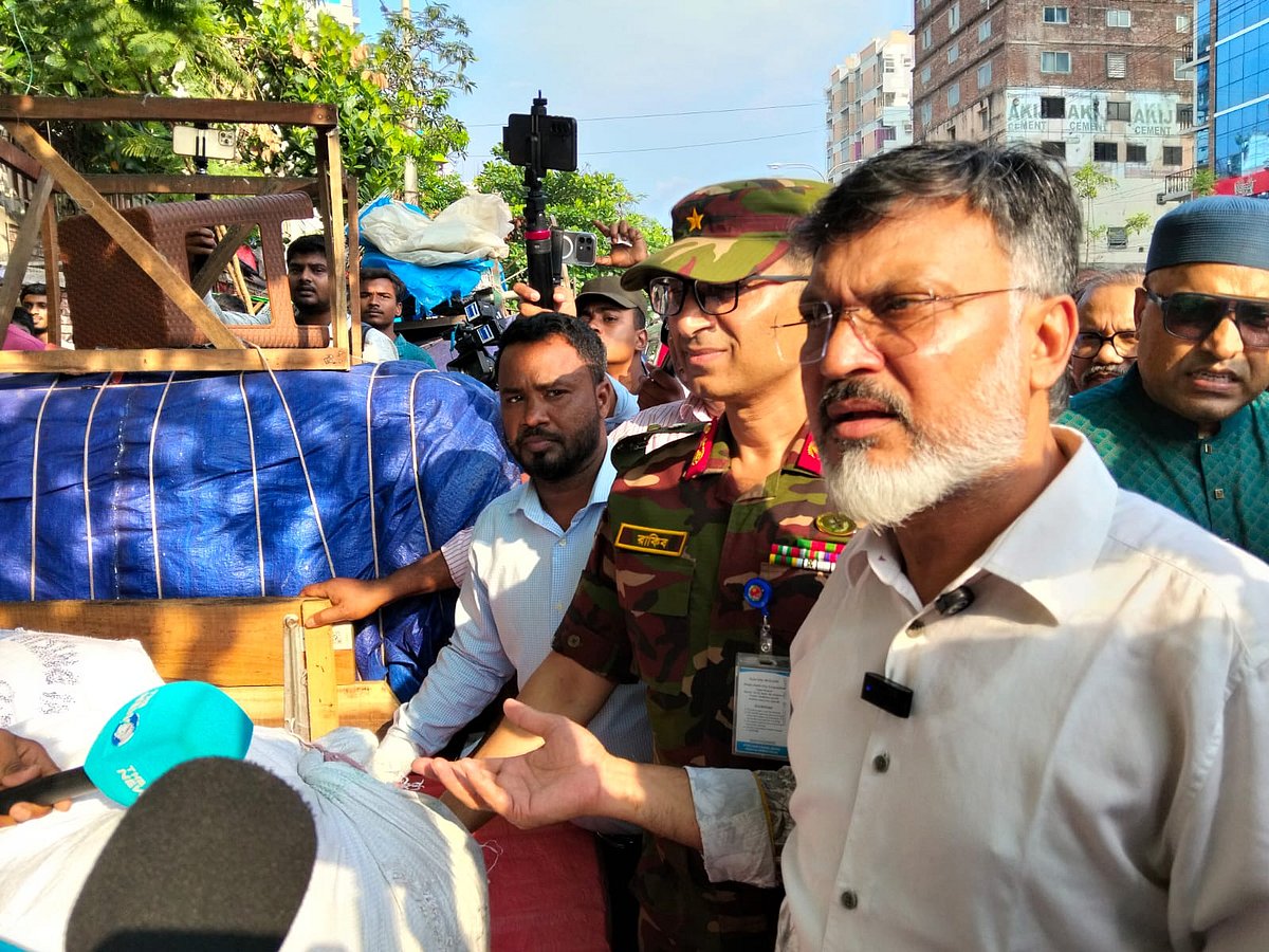 রাজধানীর মিরপুরে ফুটপাত দখলমুক্তকরণ কার্যক্রম পরিদর্শনে ডিএনসিসি প্রশাসক মো. শফিকুল ইসলাম খান