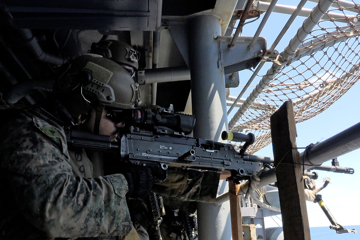 যুক্তরাষ্ট্রের সেন্ট্রাল কমান্ডের (সেন্টকম) দায়িত্বের এলাকায় নতুন করে মোতায়েন করা মার্কিন যুদ্ধজাহাজ ‘ইউএসএস ত্রিপোলি’তে এক সেনার সতর্ক অবস্থান 