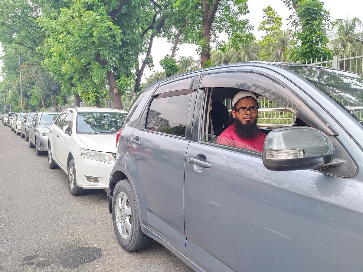রাজধানীর আসাদগেট এলাকার তালুকদার ফিলিং স্টেশন থেকে তেল নিতে দীর্ঘ অপেক্ষায় আবদুর রাজ্জাক। আজ রোববার দুপুর ১২টার দিকে