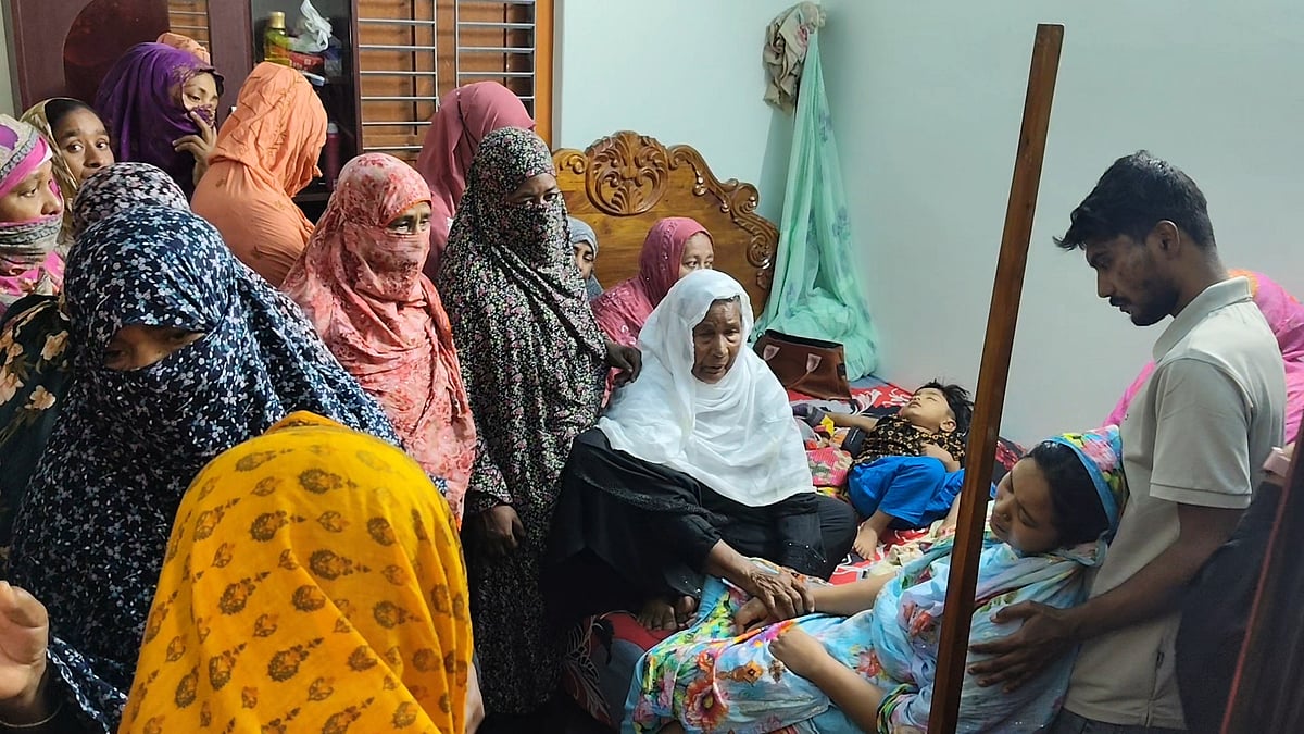 স্বামী নাহিদ সরদারকে হারিয়ে আহাজারি করছেন স্ত্রী আফিয়া খাতুন। রোববার সকালে নড়াইল সদর উপজেলার পেড়লি গ্রামে