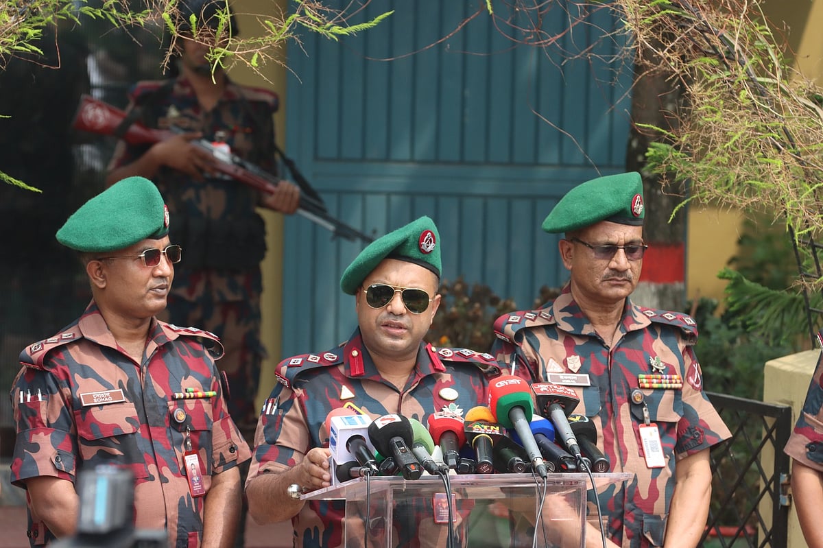 সংবাদ সম্মেলনে বক্তব্য দেন রাজশাহী ব্যাটালিয়ন (১ বিজিবি) অধিনায়ক লেফটেন্যান্ট কর্নেল রিয়াজ শাহরিয়ার। আজ রোববার বেলা সাড়ে ১১টার দিকে রাজশাহী রেলস্টেশন-সংলগ্ন শিরোইল কলোনির যমুনা অয়েল ডিপোর সামনে