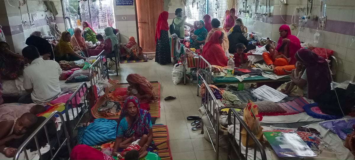 ময়মনসিংহ মেডিকেল কলেজ হাসপাতালের শিশু ওয়ার্ডে হাম আক্রান্ত রোগীদের চিকিৎসা চলছে। রোববার দুপুরে