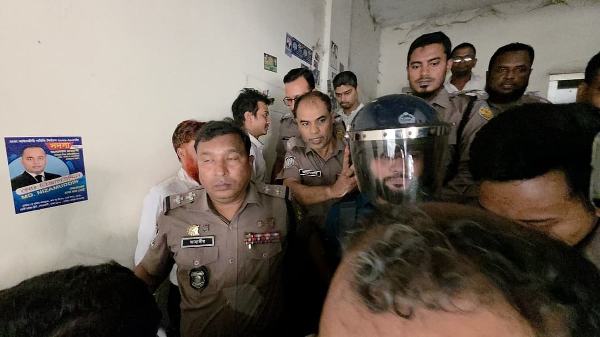 গ্রেপ্তার ইউটিউবার আর এস ফাহিম চৌধুরীকে হেলমেট পরিয়ে আদালতে হাজির করে পুলিশ। ৩০ মার্চ ২০২৬