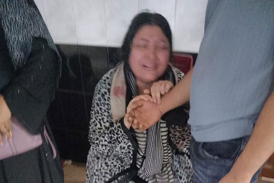 সড়ক দুর্ঘটনায় দশম শ্রেণিপড়ুয়া ছেলের মৃত্যুতে শোকে বিহ্বল সাথী বেগম। আজ সোমবার বিকেলে ঢাকা মেডিকেল কলেজ হাসপাতালে