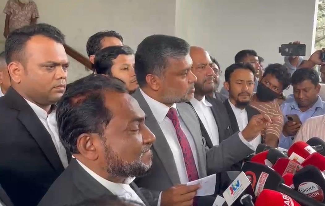 সংবাদ সম্মেলনে সুপ্রিম কোর্টের জ্যেষ্ঠ আইনজীবী ও জামায়াতে ইসলামীর কেন্দ্রীয় কর্মপরিষদ সদস্য মোহাম্মদ শিশির মনির। আজ সোমবার দুপুরে হাইকোর্ট বিভাগের বর্ধিত ভবনের সামনে