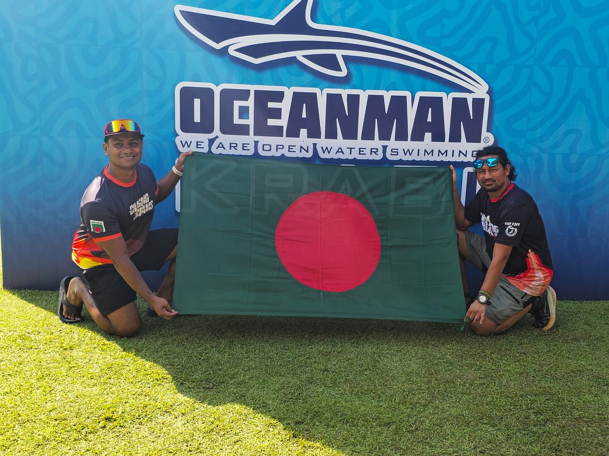 সাঁতারু মোস্তাফিজুর রহমান (বাঁয়ে) ও হোমায়েদ ইসহাক মুন