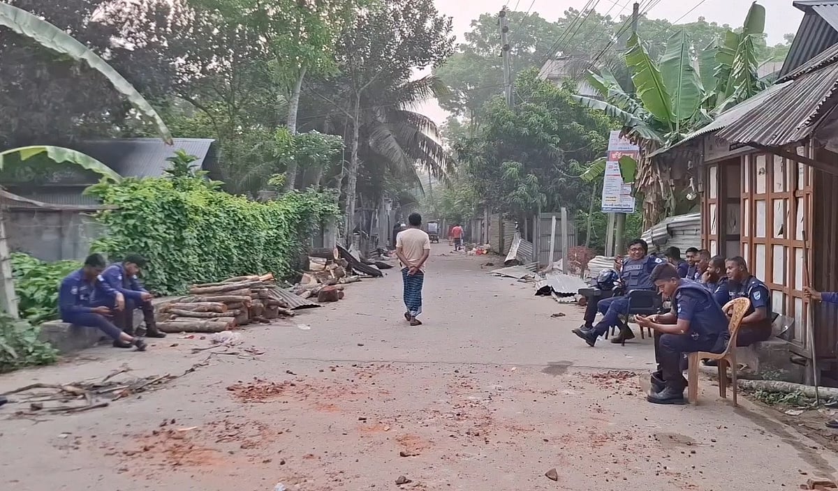এলাকায় পরিস্থিতি স্বাভাবিক রাখতে অতিরিক্ত পুলিশ মোতায়েন রয়েছে। আজ সোমবার