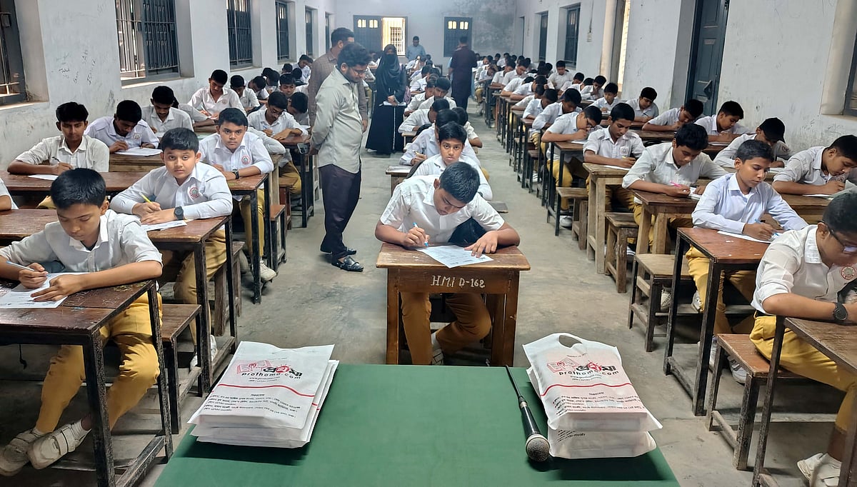 চাঁপাইনবাবগঞ্জের হরিমোহন সরকারি উচ্চবিদ্যালয়ে আয়োজিত মুক্তিযুদ্ধ অলিম্পিয়াডে শিক্ষার্থীরা। আজ সোমবার বেলা ১১টার দিকে তোলা