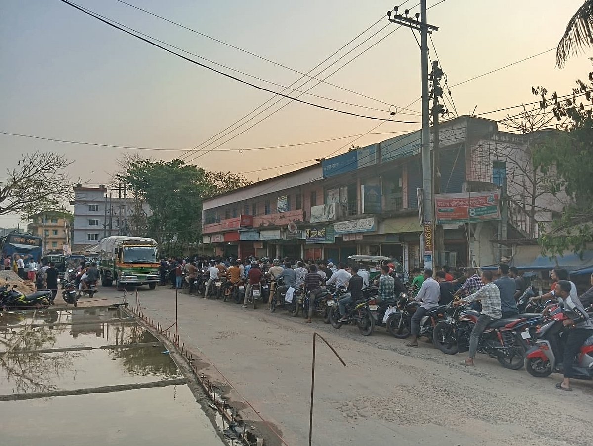 জ্বালানি তেলের জন্য ফিলিং স্টেশনের সামনে মোটরসাইকেল চালকদের দীর্ঘ সারি। গতকাল বিকেলে মাটিরাঙ্গা বাজারে