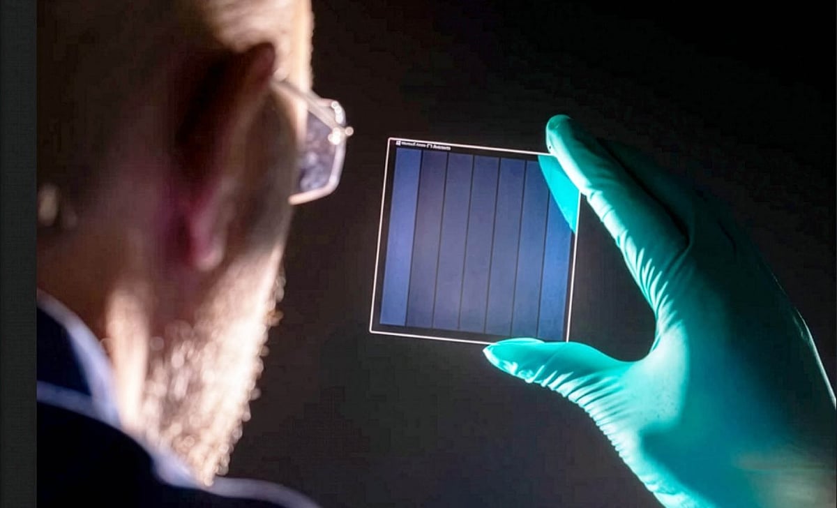 কাচের ভেতরের স্তরে তথ্য সংরক্ষণের নতুন প্রযুক্তি উদ্ভাবন করেছে মাইক্রোসফট