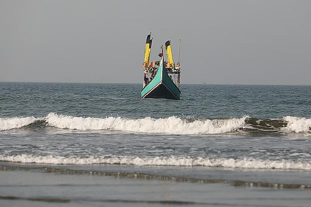 সাগর থেকে মাছ শিকার করে নিয়ে আসছে একটি নৌকা