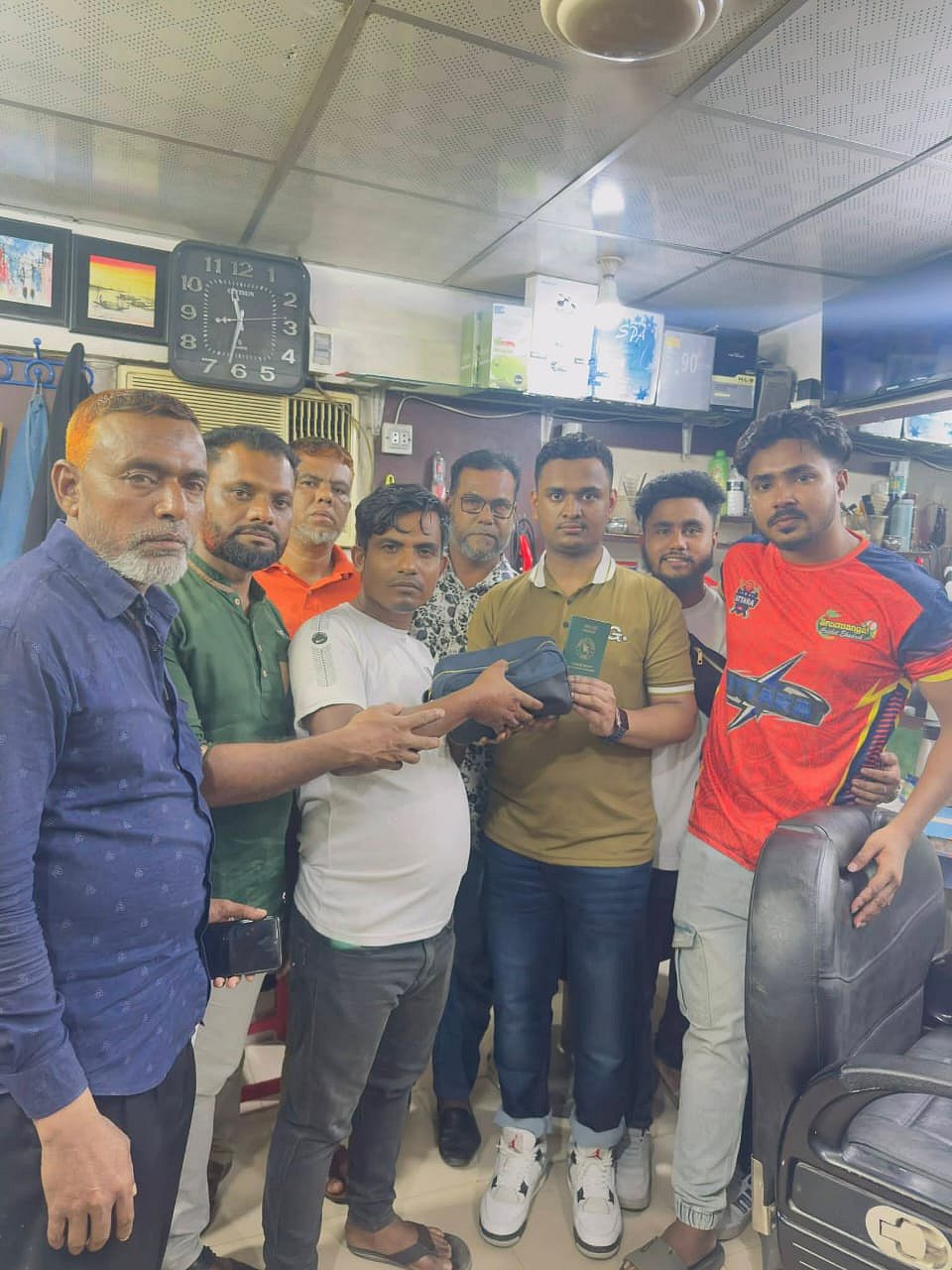 প্রবাসীর লিটন মিয়ার হাতে তাঁর হারান ব্যাগ তুলে দিচ্ছেন সিএনজিচালিত অটোরিকশাচালক জাহিদ হাসান। রোববার রাতে মৌলভীবাজারের শ্রীমঙ্গল শহরে