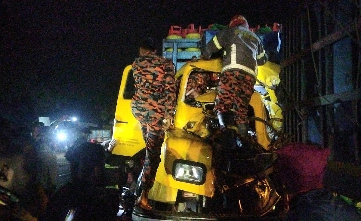 দিনাজপুরের ঘোড়াঘাটে দিনাজপুর-গোবিন্দগঞ্জ আঞ্চলিক মহাসড়কে বালুবোঝাই বিকল ট্রাকের পেছনে ধাক্কায় দুমড়েমুচড়ে যাওয়া গ্যাস সিলিন্ডার বহনকারী ট্রাক