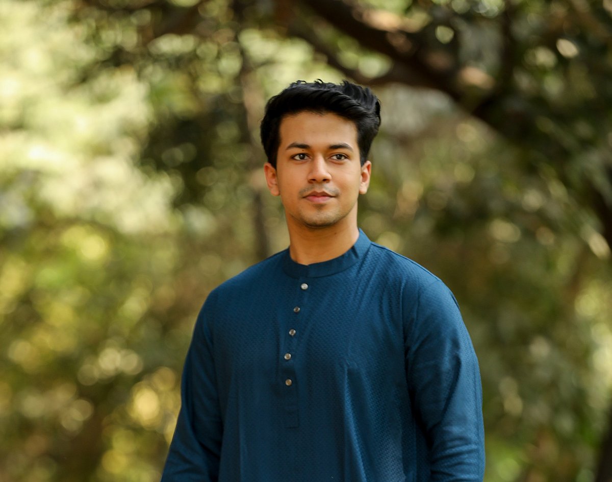 সত্যিকারের গভীর মানুষ হওয়া কেবল স্মার্ট দেখানোর বিষয় নয়; বরং জ্ঞান, কৌতূহল, আত্মসচেতনতা ও মানবিক বোধ গড়ে তোলা ও চর্চার বিষয়