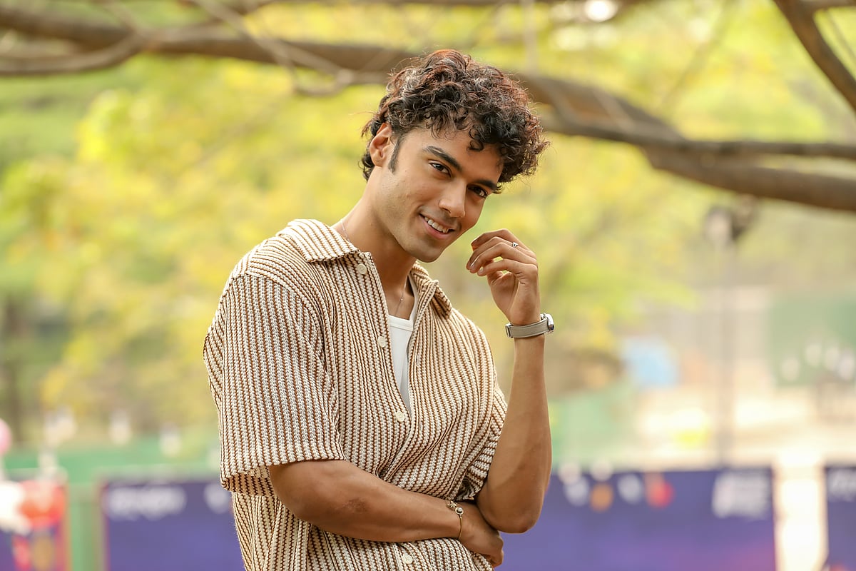 কোঁকড়া চুলের স্টাইলে চেহারায় চলে আসে ভিন্নতা