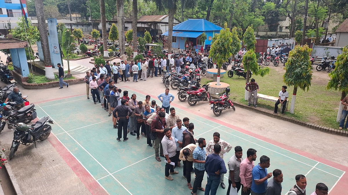 ফুয়েল কার্ড পেতে ভিড় করেন মোটরসাইকেলচালকেরা। সোমবার দুপুরে ঠাকুরগাঁও পৌরসভা চত্বরে