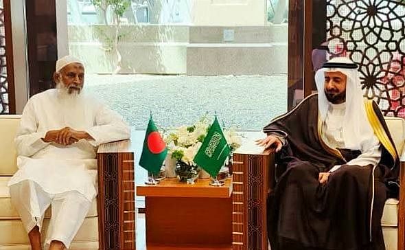 সৌদি আরবের হজ ও ওমরাহমন্ত্রী তৌফিক বিন ফাউজান আল রাবিয়াহর সঙ্গে বৈঠকে ধর্মমন্ত্রী কাজী শাহ মোফাজ্জাল হোসাইন (কায়কোবাদ)। আজ সোমবার সৌদি আরবের মদিনায়