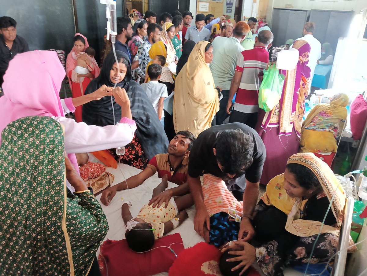 হামে আক্রান্ত বা হামের লক্ষণ নিয়ে ভর্তি শিশুদের জন্য আইসোলেশন ওয়ার্ড করা হয়েছে। সেখানে উপচে পড়া ভিড় দেখা গেছে। সোমবার রাজশাহী মেডিকেল কলেজ হাসপাতলে
