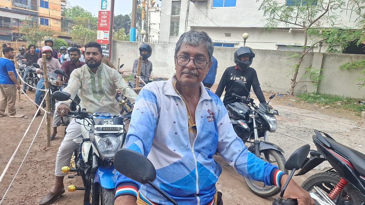 জ্বালানি তেলের জন্য দীর্ঘ সময় দাঁড়িয়ে থাকতে হচ্ছে। আজ সোমবার সকালে রাজশাহী নগরের সাগরপাড়া এলাকায়