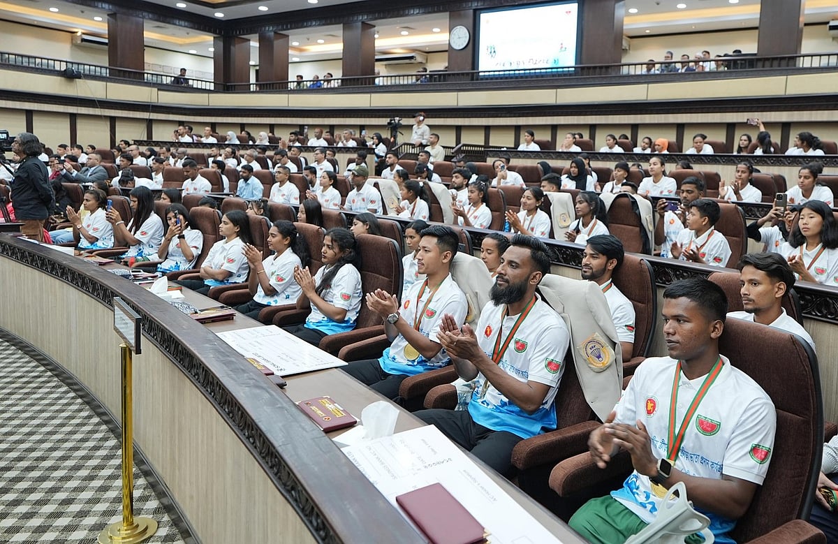 আজ প্রধানমন্ত্রীর কার্যালয়ে ক্রীড়াবিদদের ক্রীড়া কার্ড ও ক্রীড়া ভাতা তুলে দেওয়া হয়