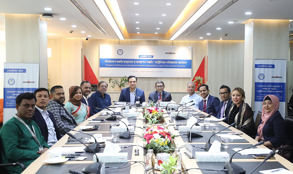 ‘বাংলাদেশে জরুরি স্বাস্থ্যসেবা ও ব্যবস্থাপনা পদ্ধতি: অস্ট্রেলিয়ার অভিজ্ঞতার আলোকে’ শীর্ষক গোলটেবিল অংশগ্রহণকারীরা