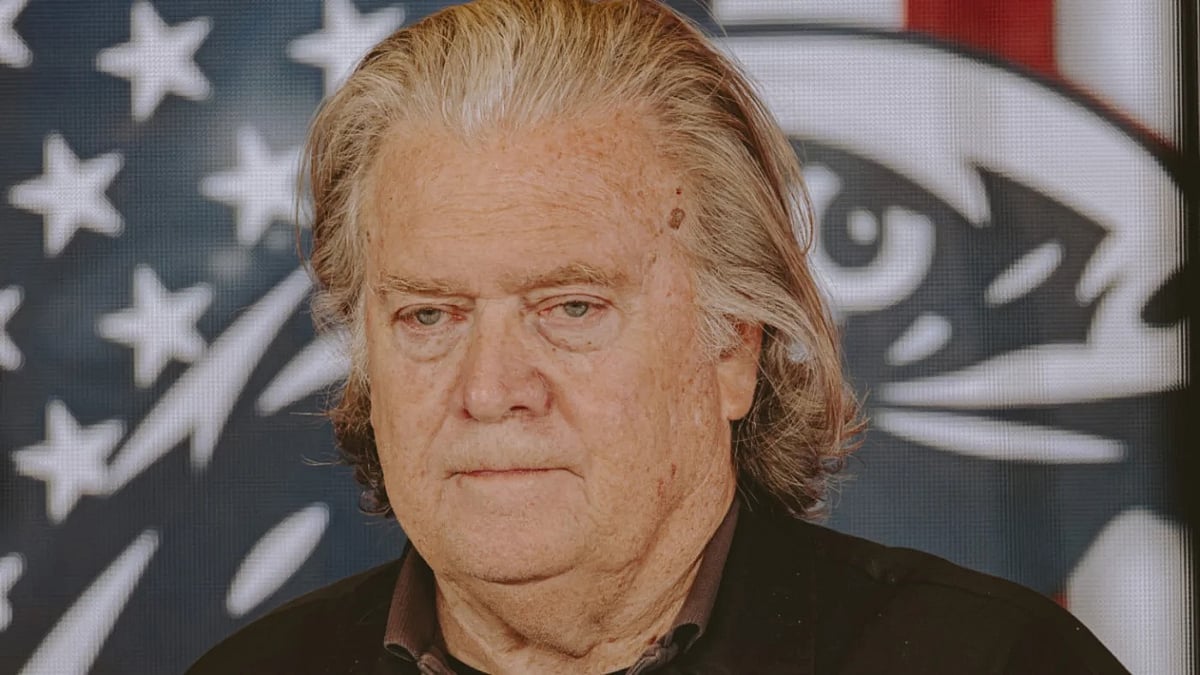 যুক্তরাষ্ট্রের অ্যারিজোনায় ২০২৫ সালের ১৯ ডিসেম্বর এক সম্মেলনে বক্তব্য দিচ্ছেন প্রেসিডেন্ট ডোনাল্ড ট্রাম্পের সাবেক উপদেষ্টা স্টিভ ব্যানন