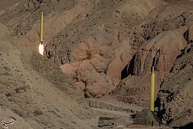 যুক্তরাষ্ট্রের শক্তিশালী সামরিক বাহিনী কেন ইরান যুদ্ধ শেষ করতে পারছে না