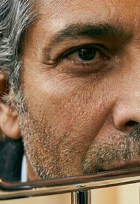 বয়স বাড়ার সঙ্গে সঙ্গে আপনার নাকে–কানে লোম বেড়ে যাচ্ছে? এর অর্থ কী